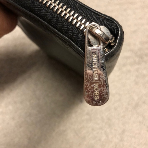 Michael‎ Kors black zippered wallet - Picture 3 of 8